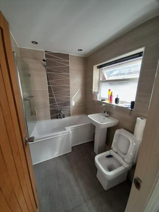 3 bedroom house lots of parking Maybank Newcastle under Lyme - Housity