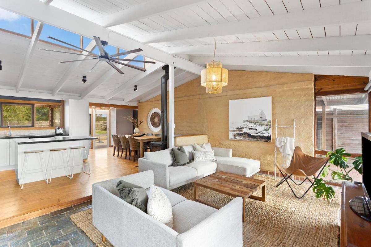 STUNNING PANORAMIC OCEAN VIEWS- A Perfect Getaway - Housity