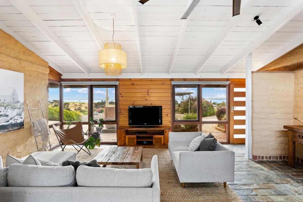 STUNNING PANORAMIC OCEAN VIEWS- A Perfect Getaway - Housity