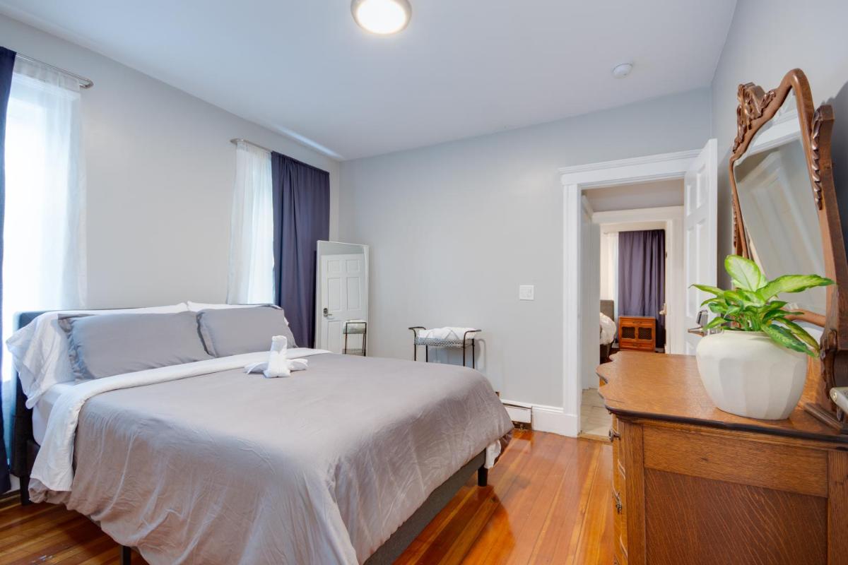 Boston Queen Bedroom - Housity