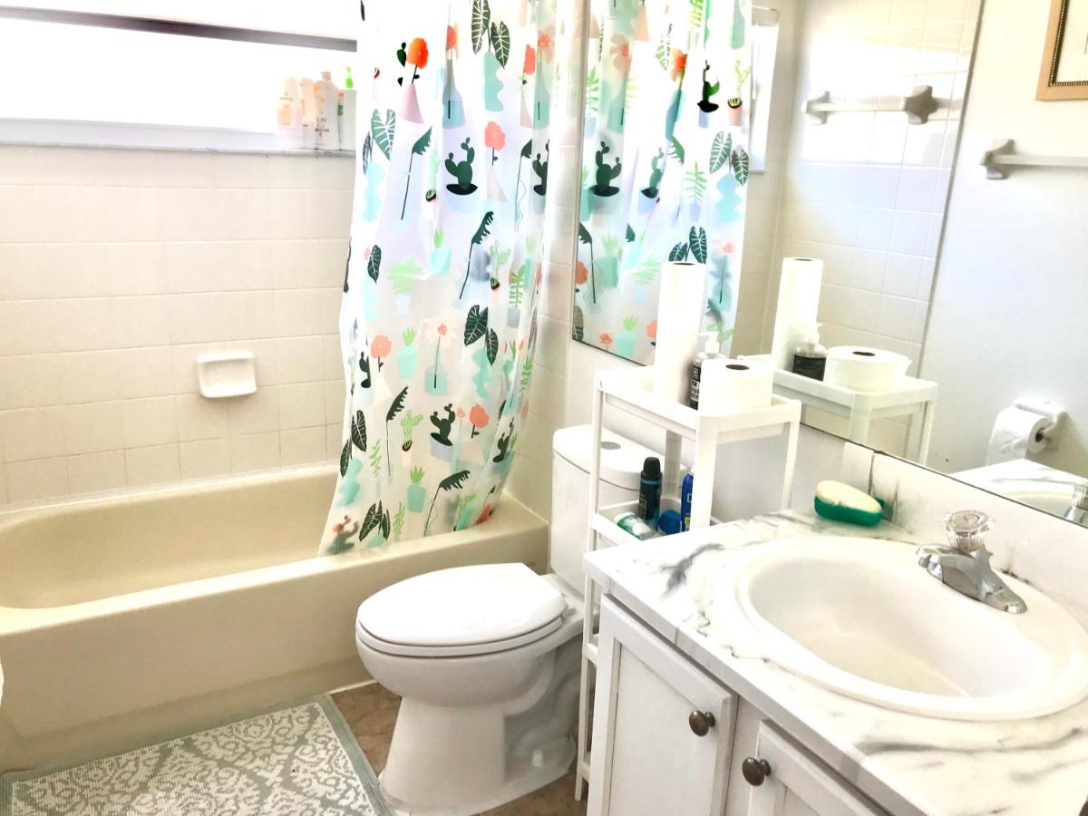Near Disney Vacation Private Room in shared Villa - Housity