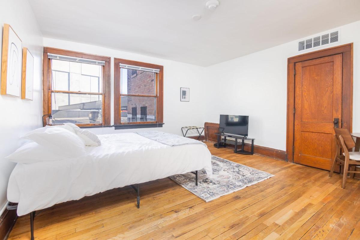 Comfortable & Spacious 1 Bedroom Studio Downtown - Housity