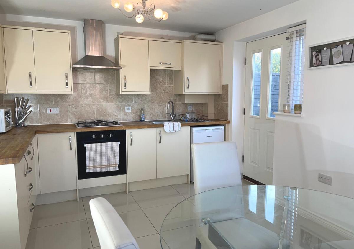 Canterbury Holiday Home Sleeps 5 WIFI Parking for 2 cars - Housity