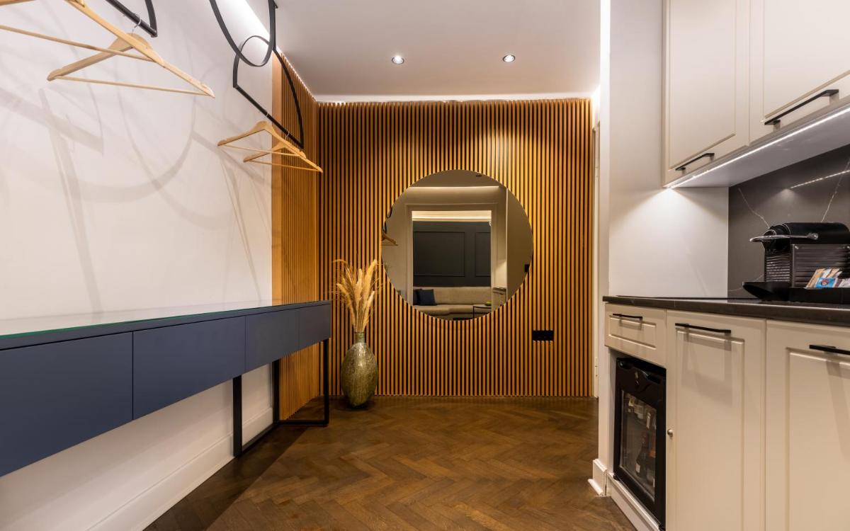 One Luxury Suites - Housity