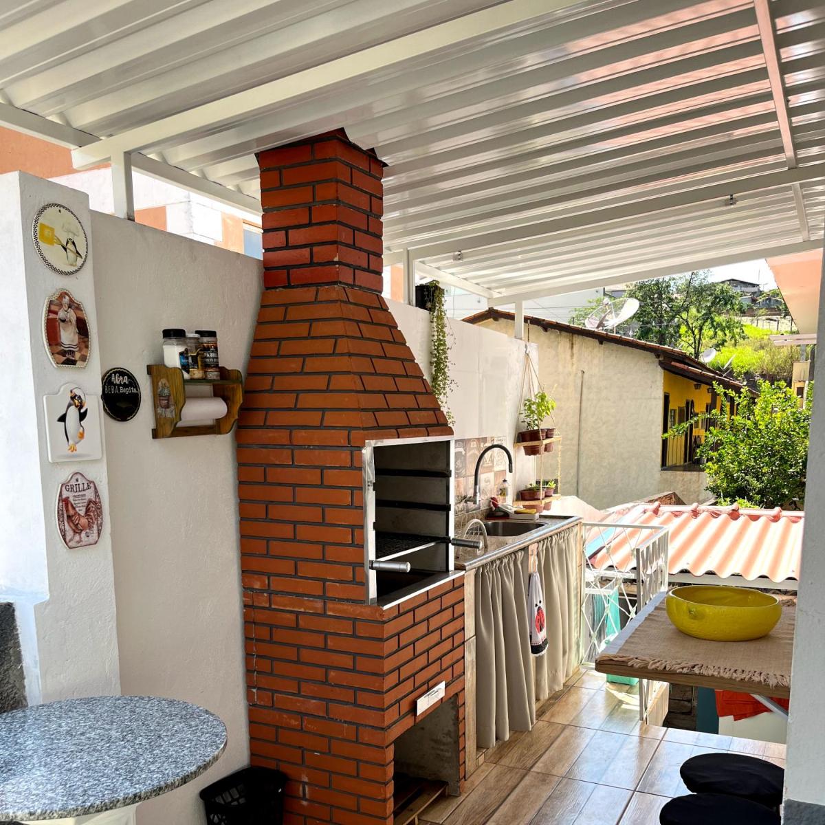 Casa Confortável no Centro com Wi-Fi, TV por assinatura, Netflix, Área Gourmet e Cozinha Completa - Housity