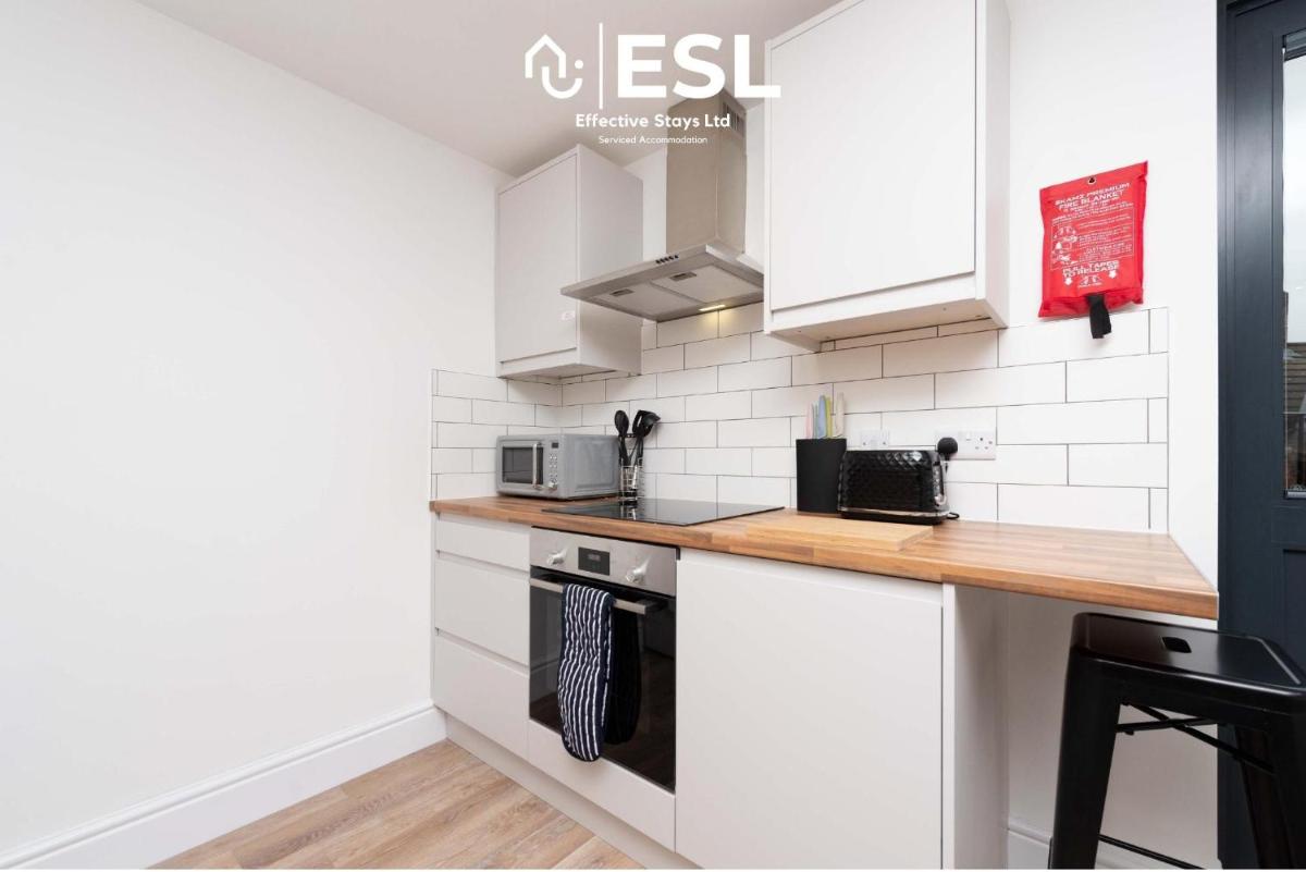 Suitetrails - Studio 3, Top Floor Town Centre Apartment