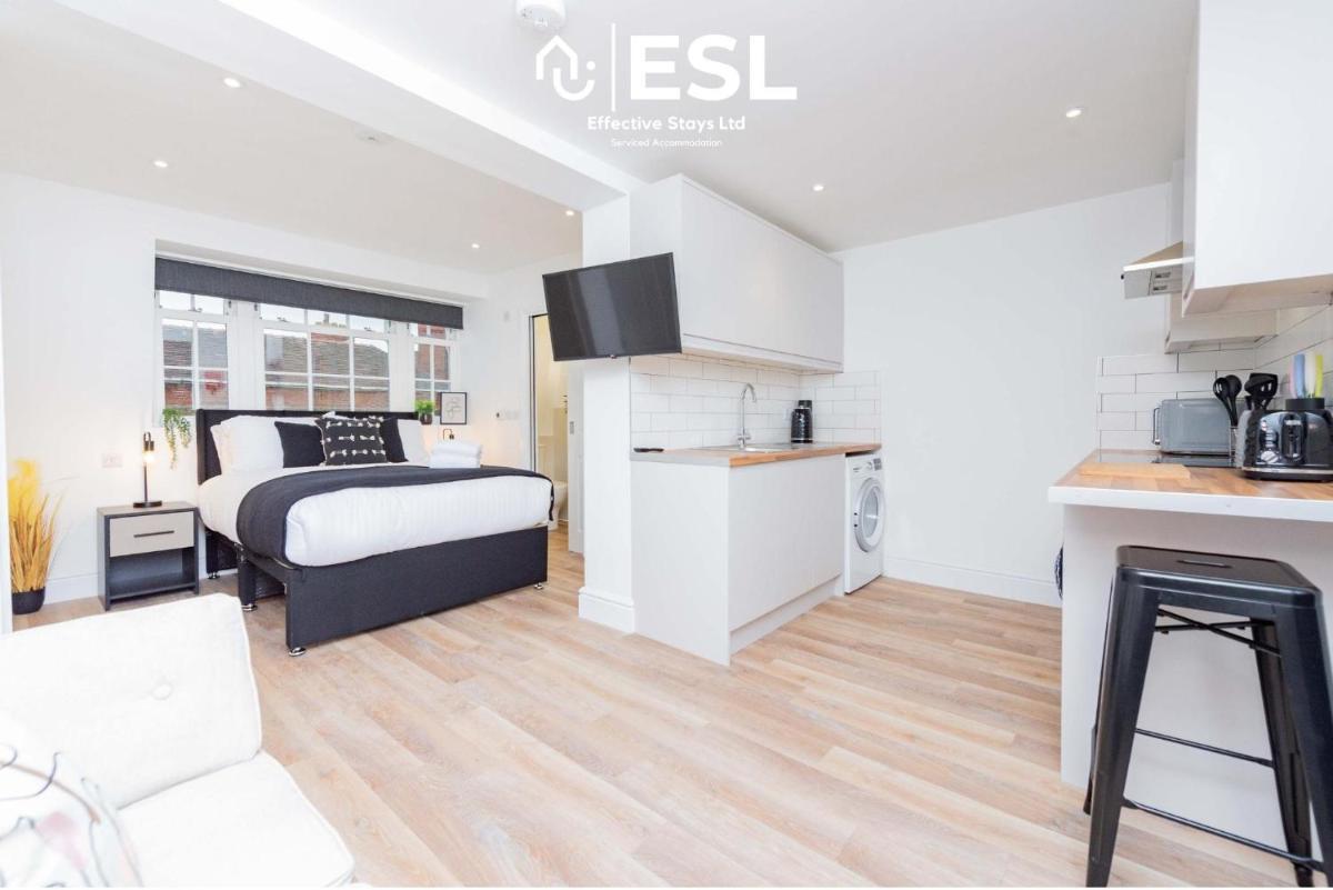 Suitetrails - Studio 3, Top Floor Town Centre Apartment