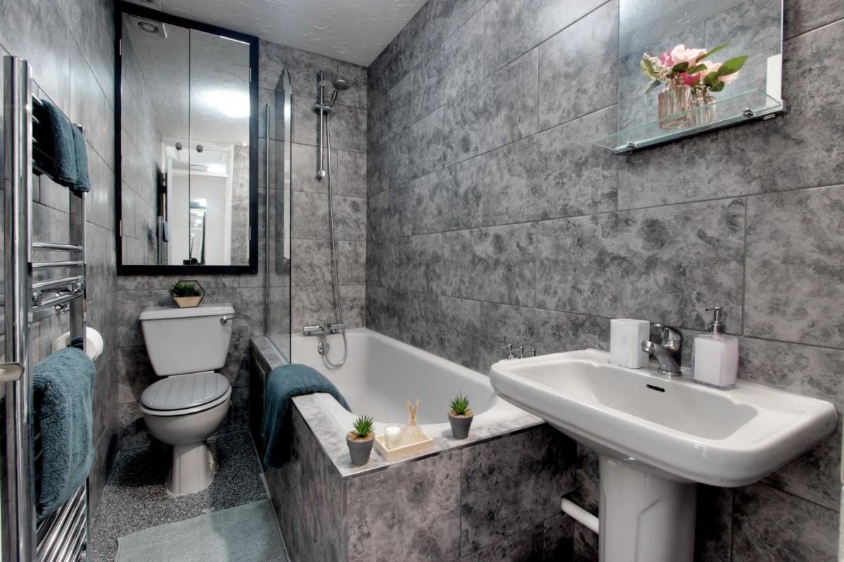 Welshside - Modern One Bedroom House, Welsh Harp, NW London By MDPS - Housity