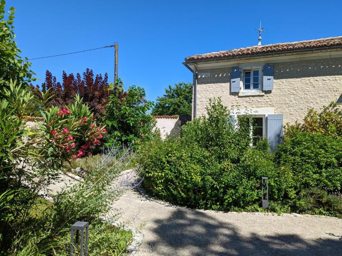 Maison Charentaise Rénovée: 3 Ch, Terrasse, Piscine Chauffée, Sauna, Jardin, Équipements Bébé, WiFi - FR-1-653-80 - Housity
