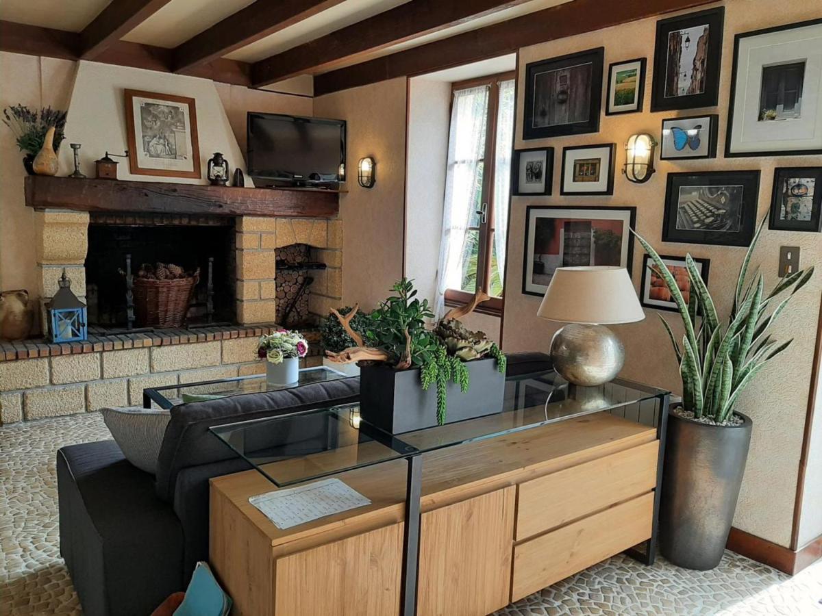 Maison familiale avec jardin paysagé, cheminée, wifi, et proche de La Rochefoucauld - FR-1-653-164 - Housity