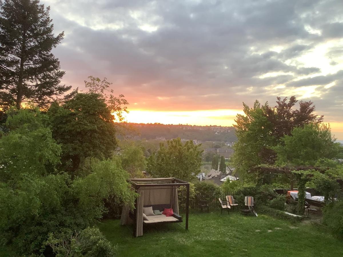 Doppelzimmer mit neuem Bad und Sportpool-Nutzung außen, im Souterrain der Villa Naturpark, Garten mit Rheinblick - Housity