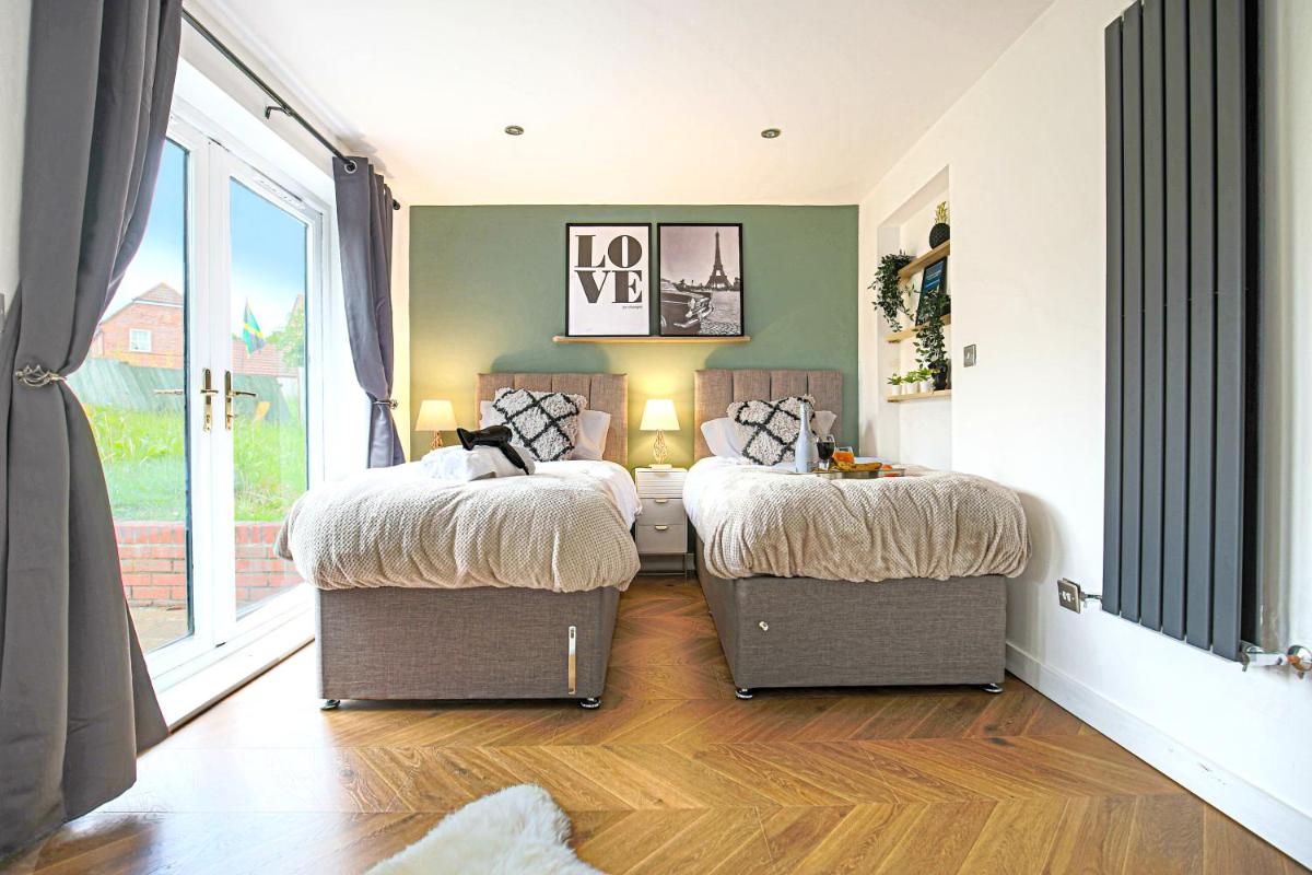 Grace House - Prime Location - Driveway Parking, Pool Table, Fast Wifi, Self Check-In and Smart TV with Sky TV and Netflix by Yoko Property - Housity