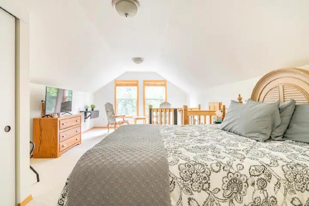 Private Waterfront Retreat near downtown Auburn - Housity