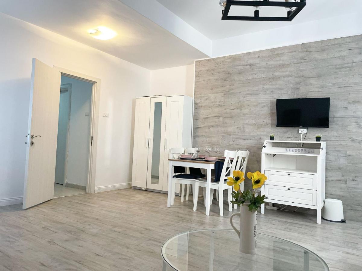 Suitetrails - WHITE APARTMENT