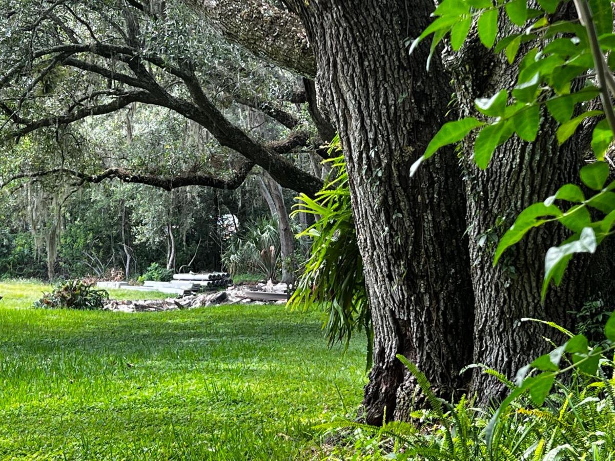 Hidden City Riverfront Apt Near Lakes Golf & Disney - Housity