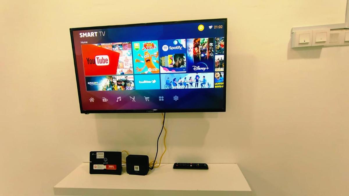 3810 Corner Tmn Putri Kulai 3BR 10pax SingleStyHouse near kulai AEON, JPO - Housity