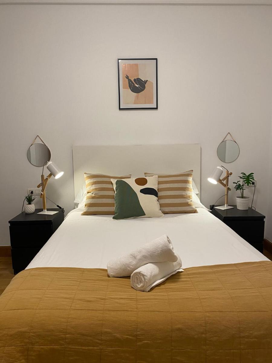 Apartamento Amplio y Central a pie de Playa la Concha - Housity