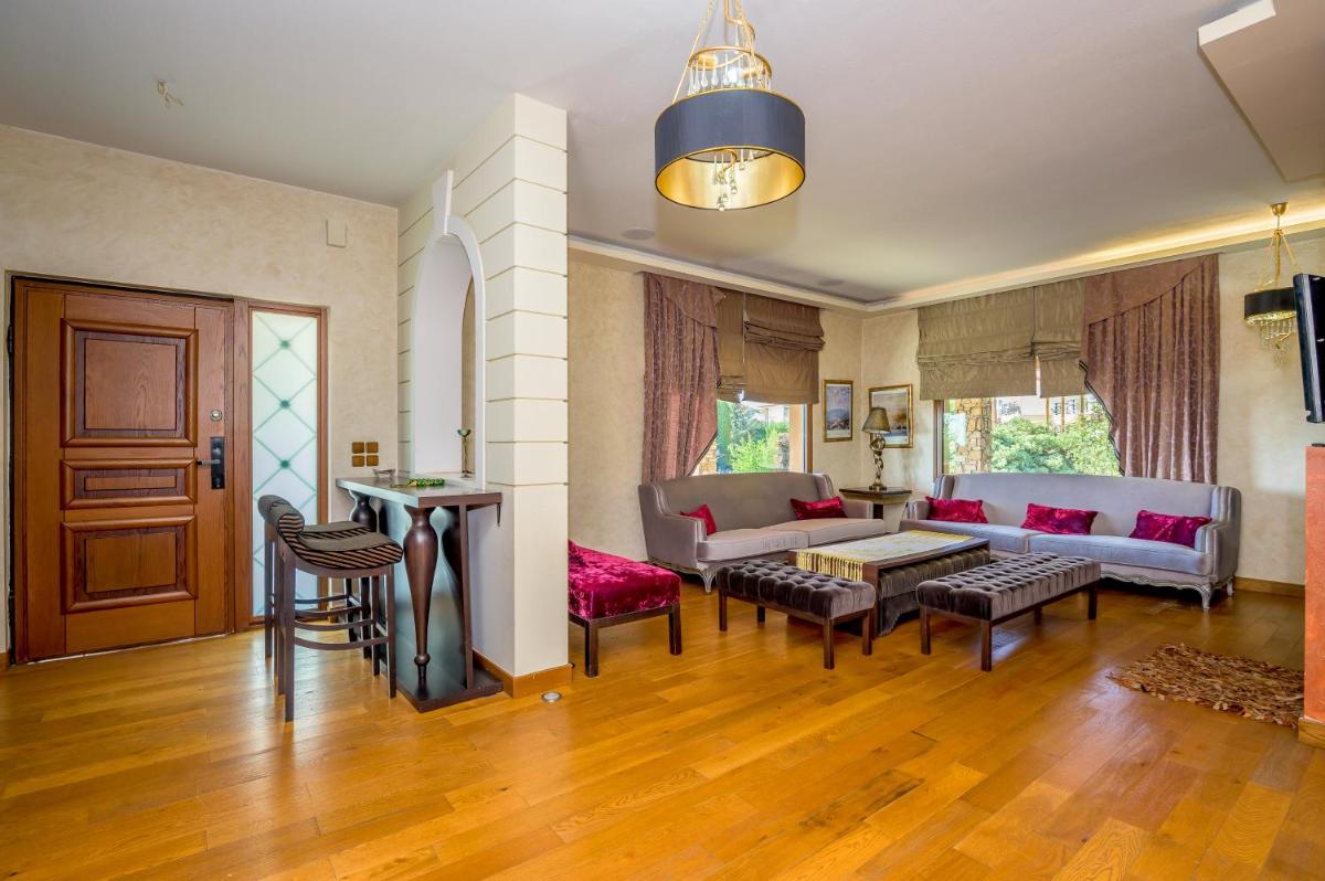 Luxurious Villa with gorgeous view and BBQ - Housity