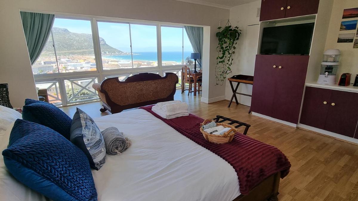 Suitetrails - Magical Seaview Penthouse with Own Pool, Board Game Room, Wellness Room & Hot Tub