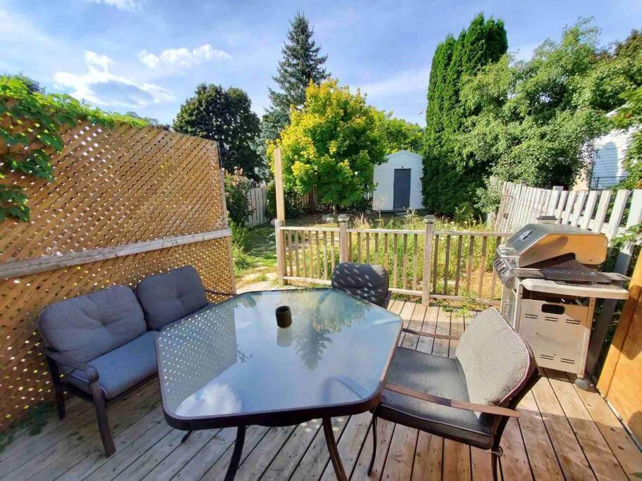 3 Bedroom Bungalow with backyard BBQ - Housity