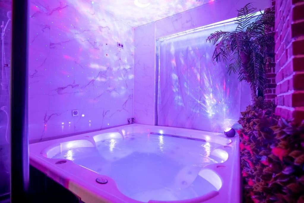 Luxury Spa YourHostHelper - Housity