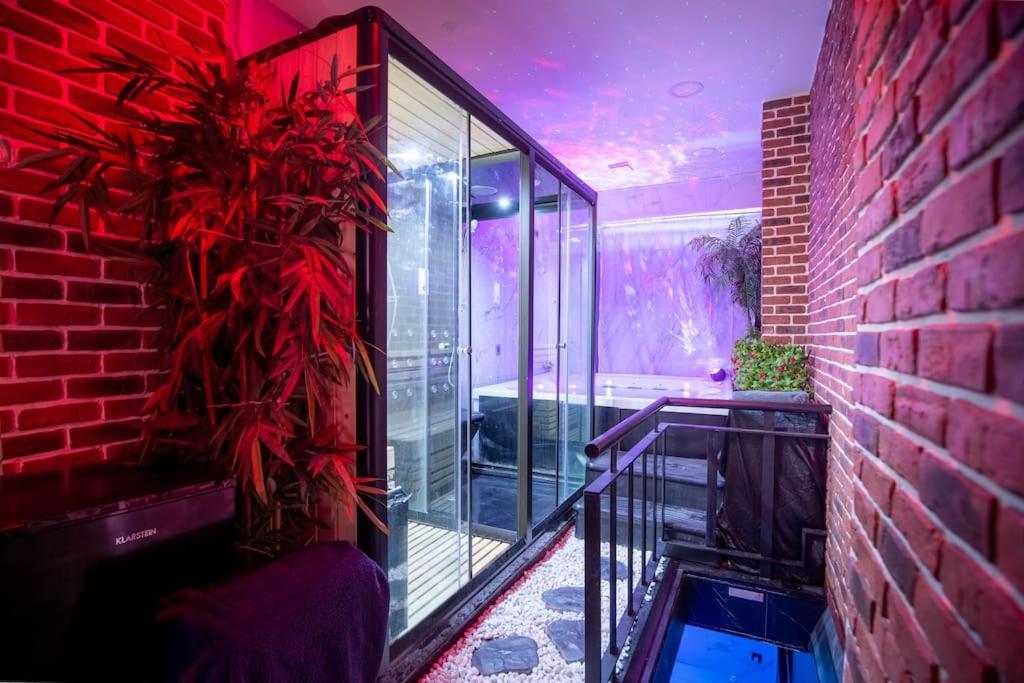 Luxury Spa YourHostHelper - Housity