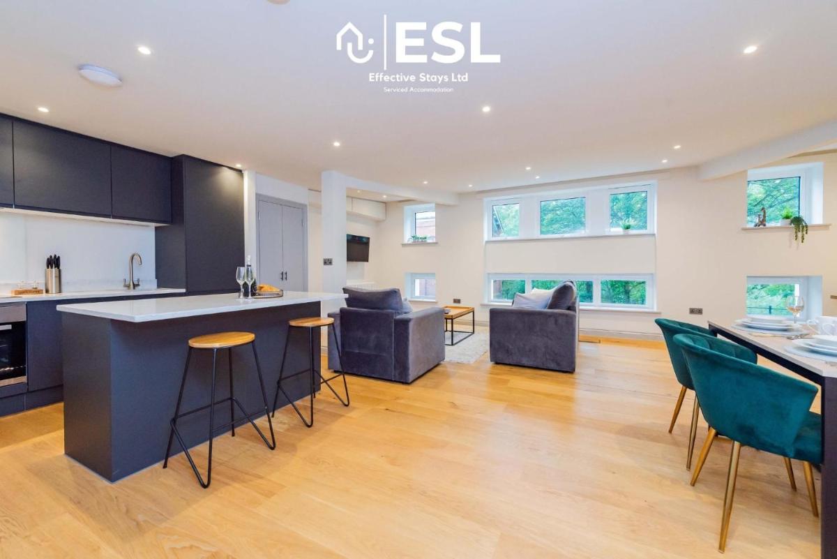 Open Plan 2 Bedroom Church Apartment With Free Parking - Housity