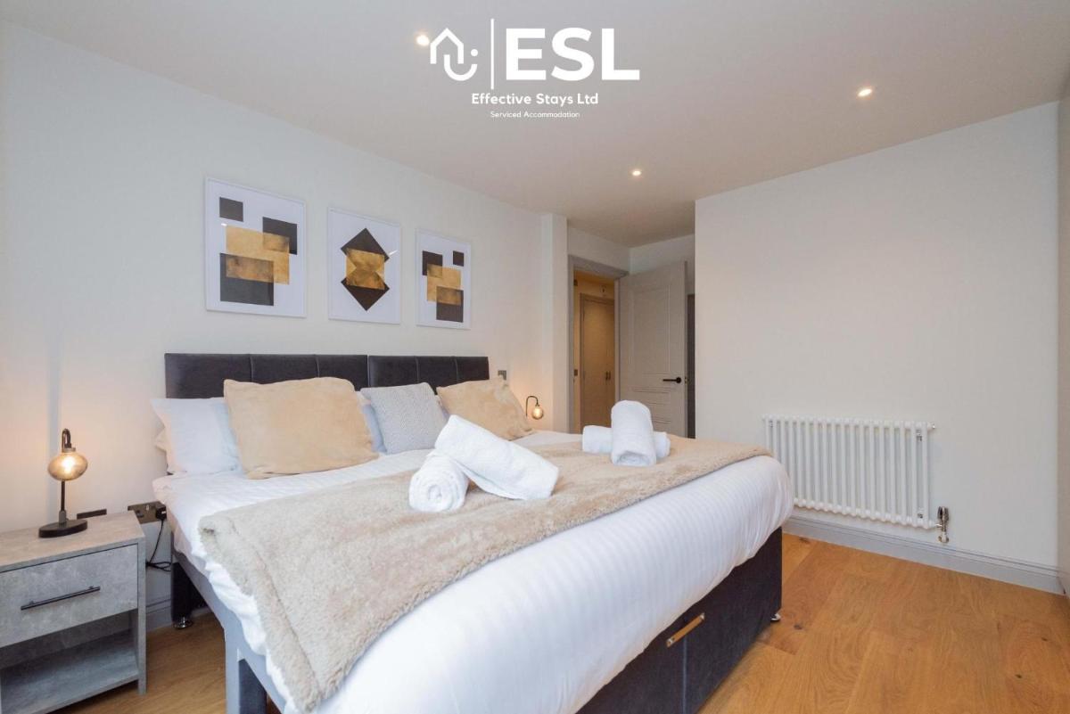 Open Plan 2 Bedroom Church Apartment With Free Parking - Housity