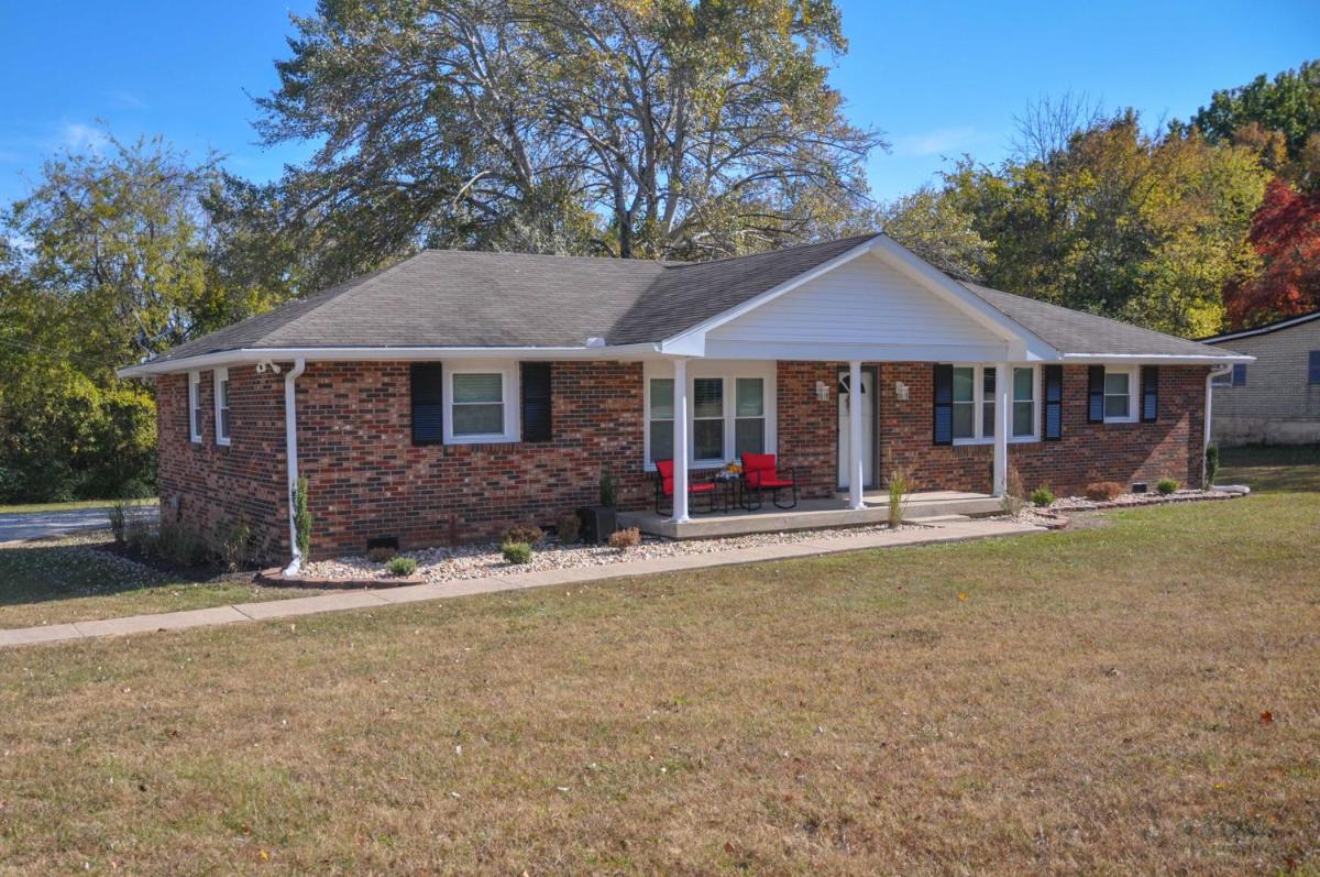 Classy Pet-Friendly Home, Near Hiking and Boating - Housity