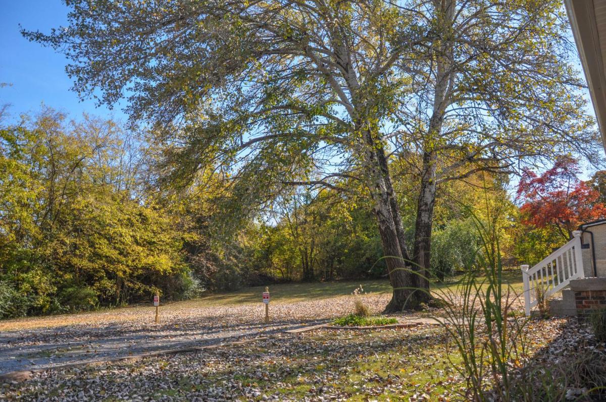 Classy Pet-Friendly Home, Near Hiking and Boating - Housity