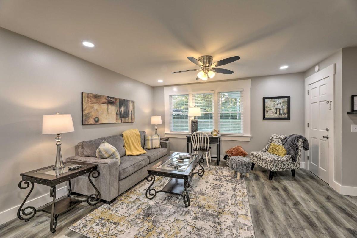Classy Pet-Friendly Home, Near Hiking and Boating - Housity