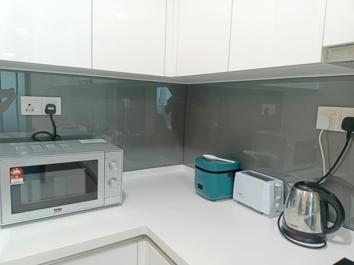 Almas Suites Ruang Galaksi Netflix oleh STAY - Housity