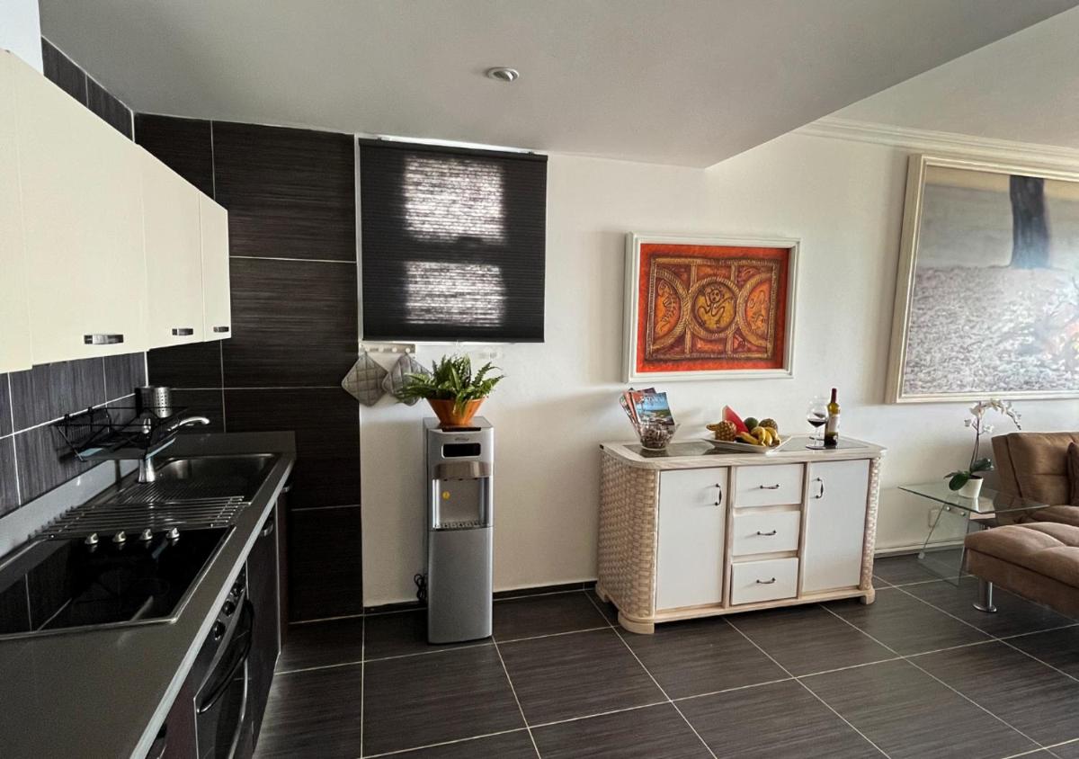 Lovely house with private beach - Housity