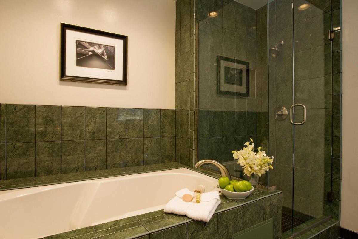 Blue Lantern Inn, A Four Sisters Inn - Housity