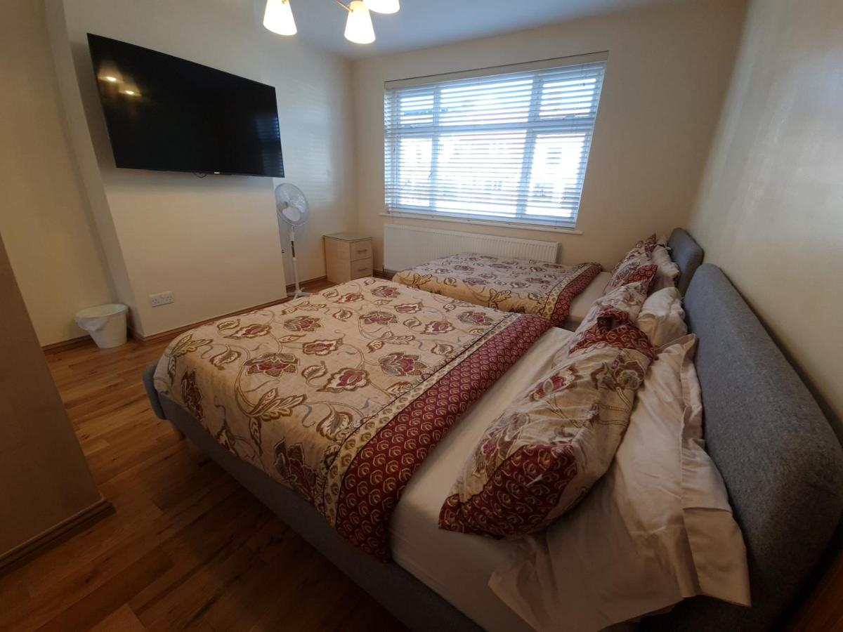 London Luxury Apartment 3 Bed 1 minute walk from Redbridge Stn Free Parking - Housity