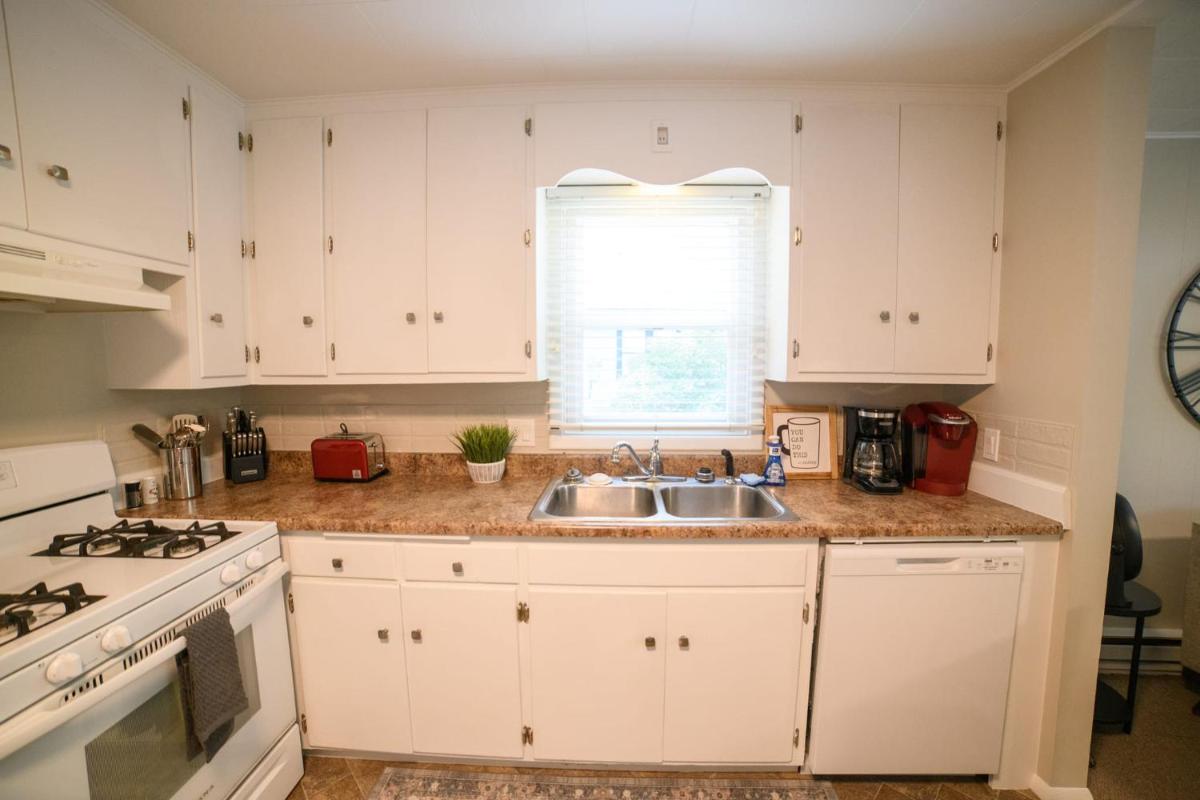 Adorable and Cozy Bungalow - Housity