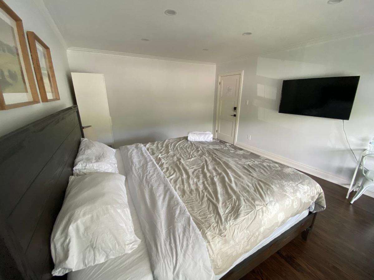 Yonge and Finch Subway !L Spacious & Bright Private Bedroom with Shared Amenties - Housity