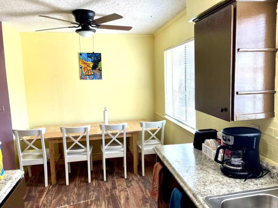 New! Fun just 20 min from Dallas 3-BRM Home - Housity