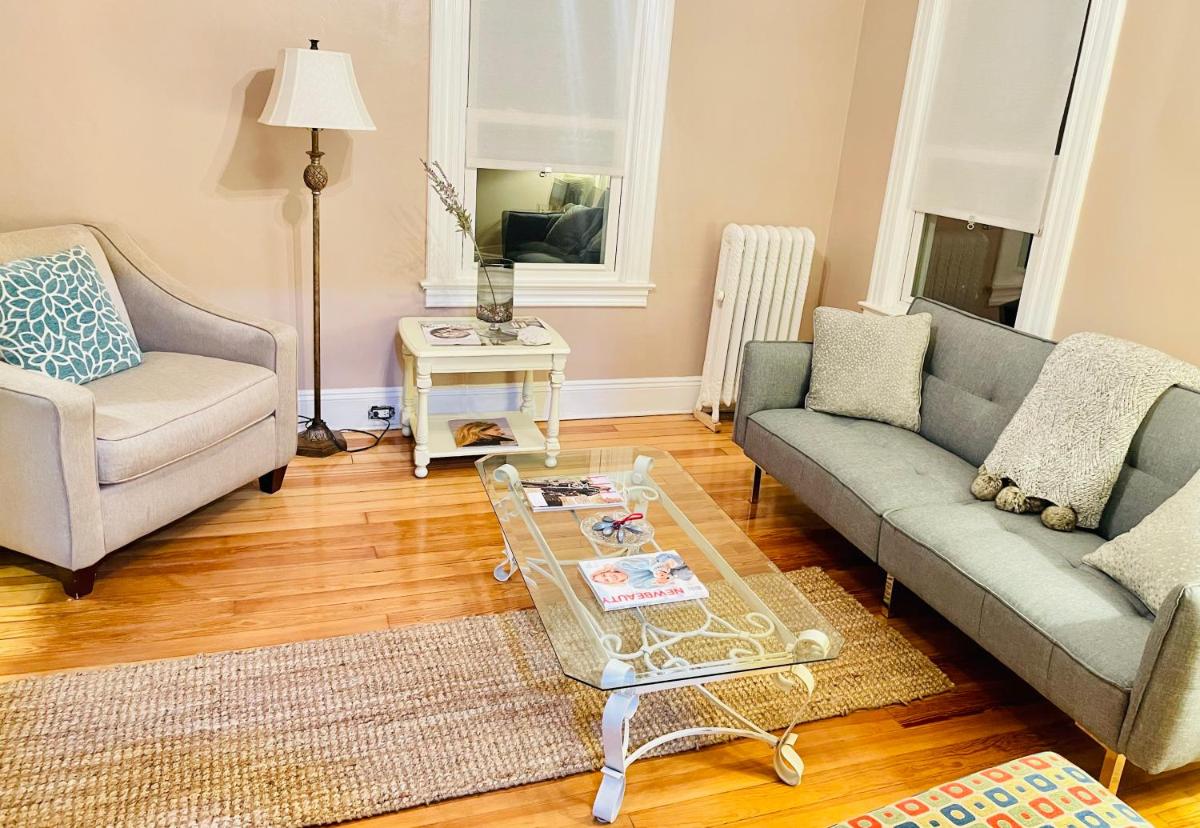 DELIGHTFUL 2BR apartment with balcony - 15 min from Mohegan Sun- Foxwoods Casinos & Mystic - Housity