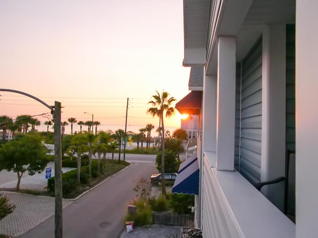 Sunset Beach House - Housity