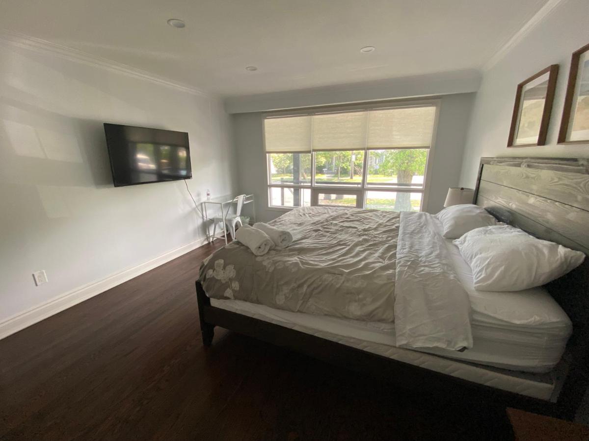 Yonge and Finch Subway !L Spacious & Bright Private Bedroom with Shared Amenties - Housity
