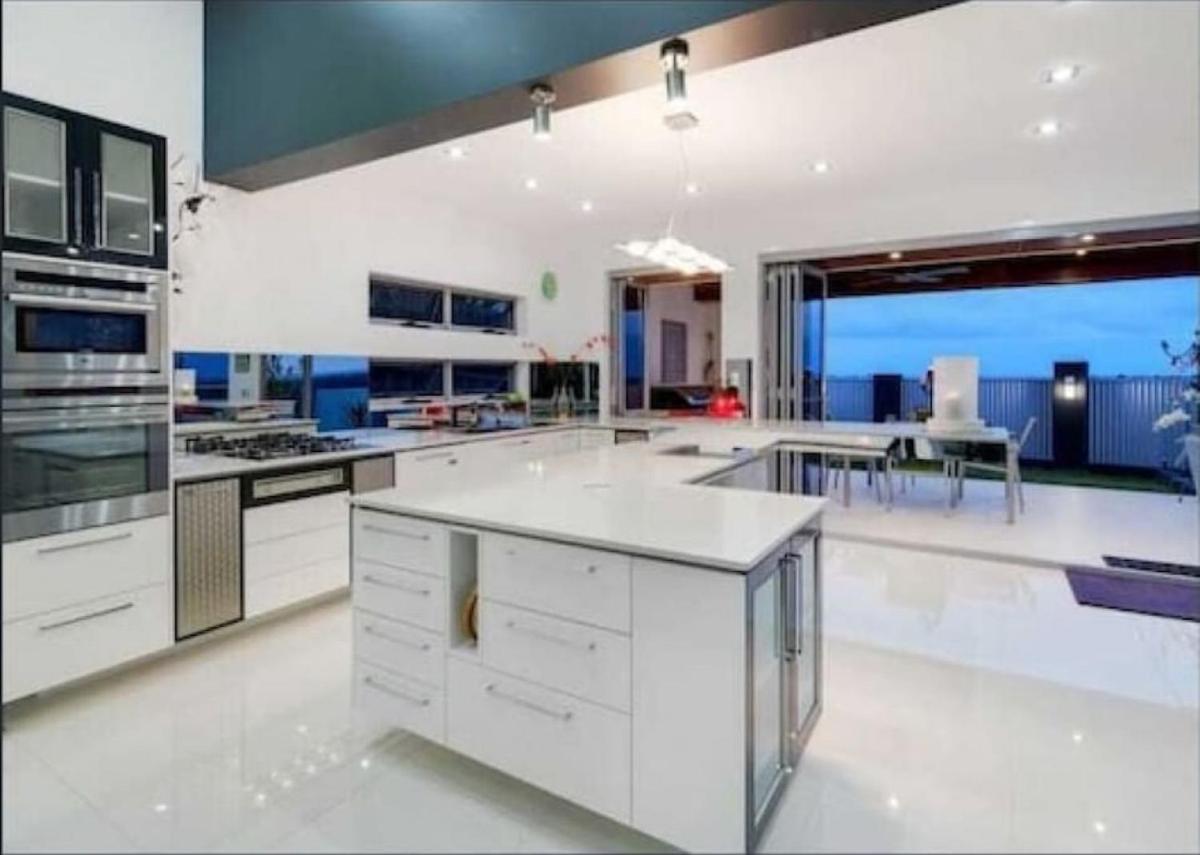 Luxury Family House with Panoramic Ocean Views - Housity