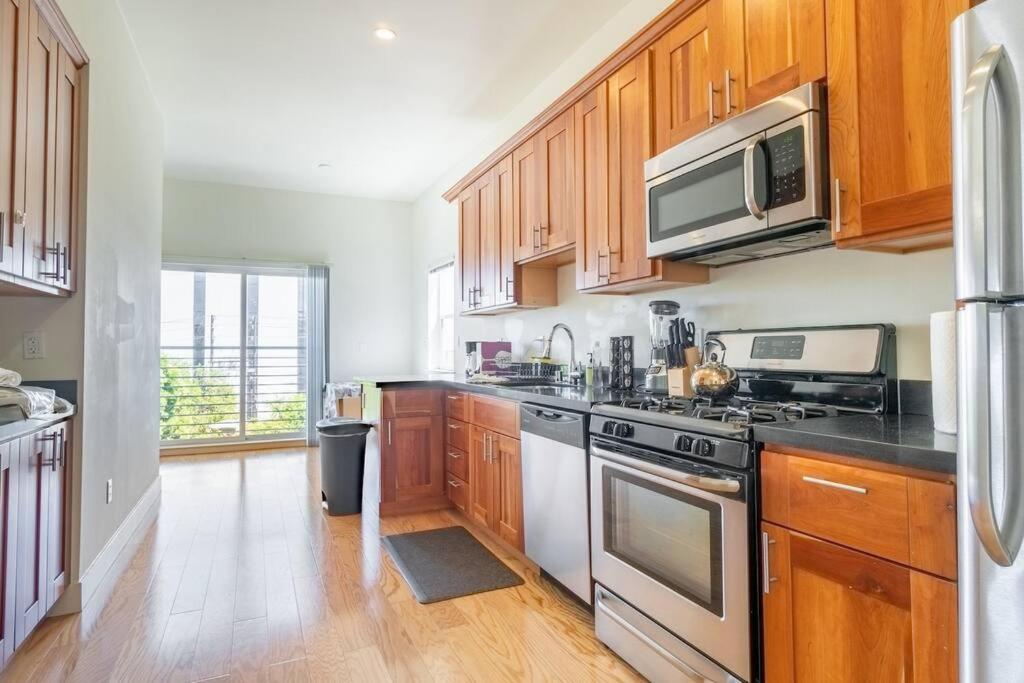 Suitetrails - Huge Modern 4 Bedroom Flat w/ City Views and Deck