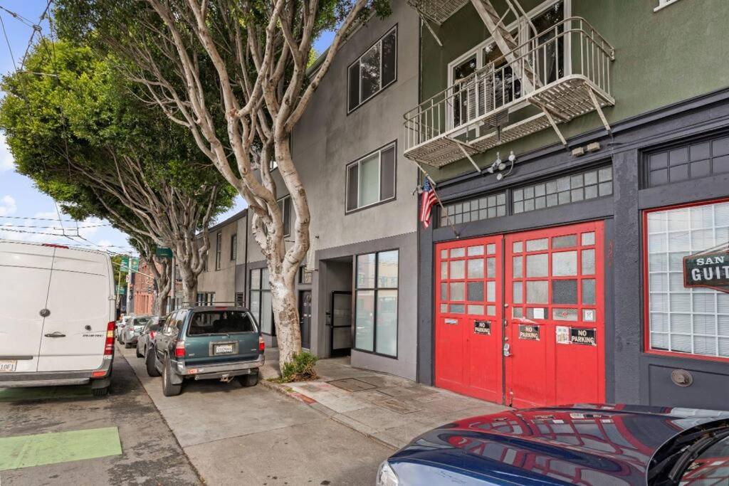 Huge Modern 4 Bedroom Flat w/ City Views and Deck - Housity