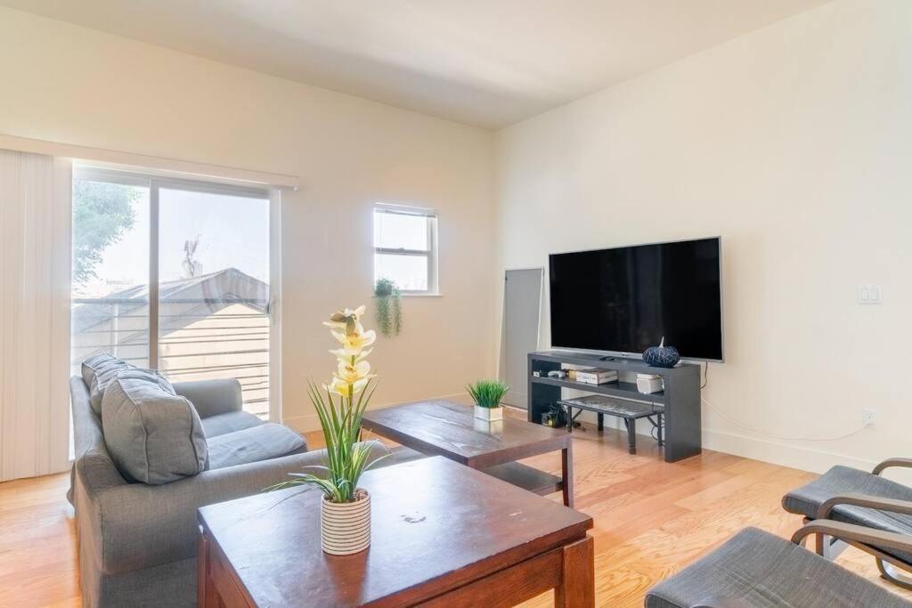 Huge Modern 4 Bedroom Flat w/ City Views and Deck - Housity