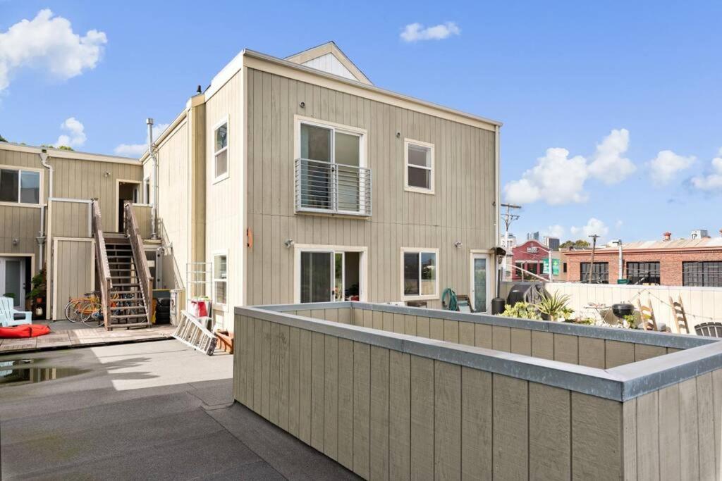 Huge Modern 4 Bedroom Flat w/ City Views and Deck - Housity