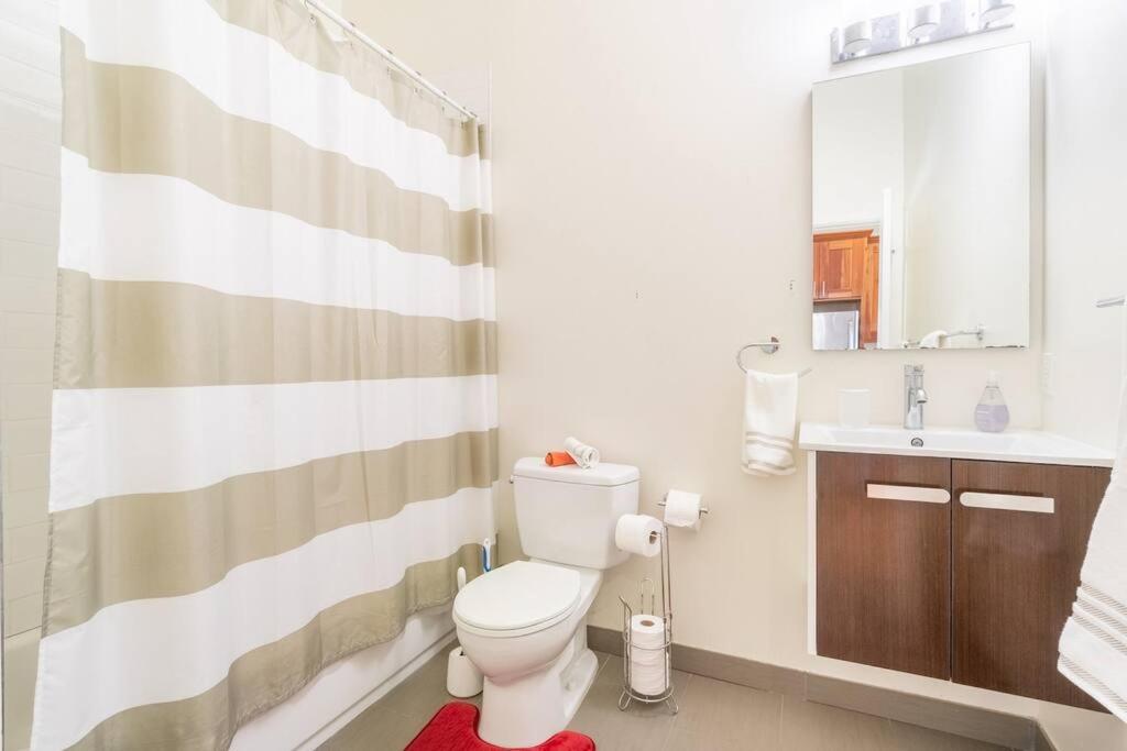 Suitetrails - Huge Modern 4 Bedroom Flat w/ City Views and Deck