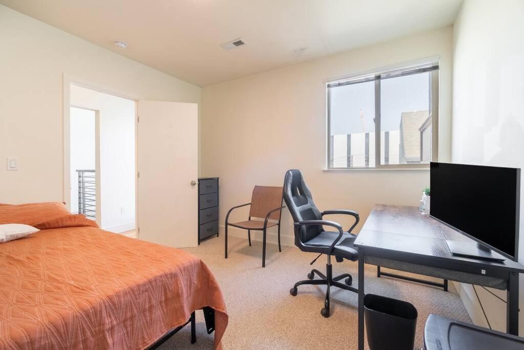 Suitetrails - Huge Modern 4 Bedroom Flat w/ City Views and Deck