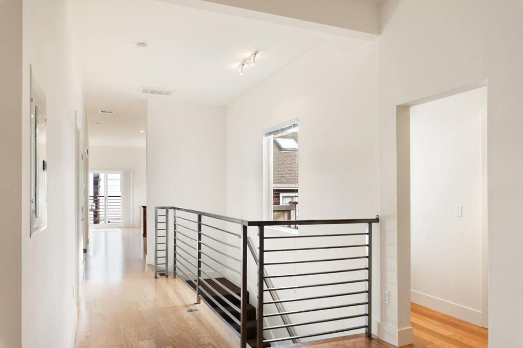 Suitetrails - Huge Modern 4 Bedroom Flat w/ City Views and Deck