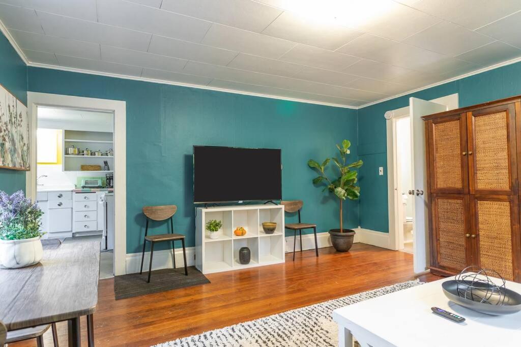 Large funky 2 or 3 bedroom unit in prime location - Housity
